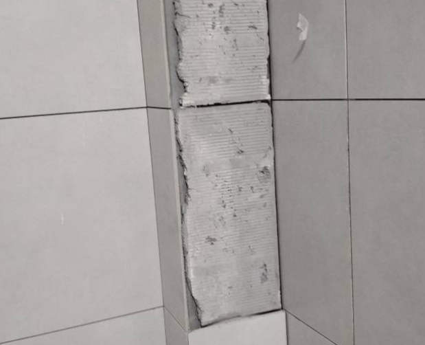 临县瓷砖空鼓维修公司分享下瓷砖施工前基层浇水润湿程度不足，可能导致以下问题